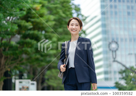 商業形象女人走 商業形象女人走 100359582