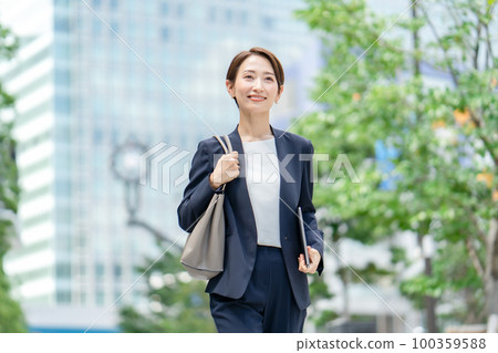 商業形象女人走 100359588