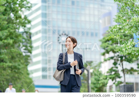 商業形象女人走 100359590