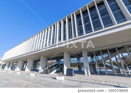 廣島縣廣島市廣島和平紀念公園內的展覽設施廣島和平紀念館(原爆博物館) 廣島縣廣島市廣島和平紀念公園內的展覽設施廣島和平紀念館(原爆博物館) 100359608