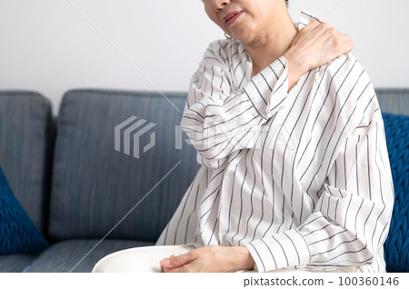 高級女性患肩膀僵硬 100360146