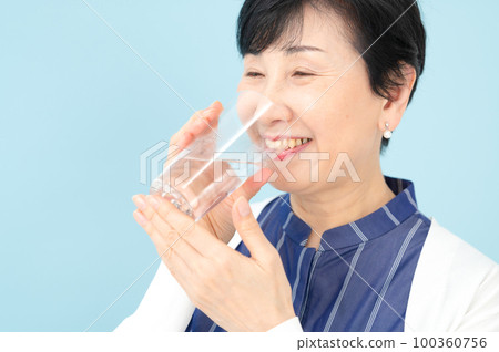 高級女人喝水 100360756