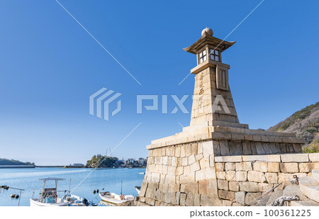 Fukuyama City, Hiroshima Prefecture, a popular tourist destination in Setouchi, the symbolic nightlight of Tomonoura and the surrounding townscape Fukuyama City, Hiroshima Prefecture, a popular tourist destination in Setouchi, the symbolic nightlight of Tomonoura and the surrounding townscape 100361225