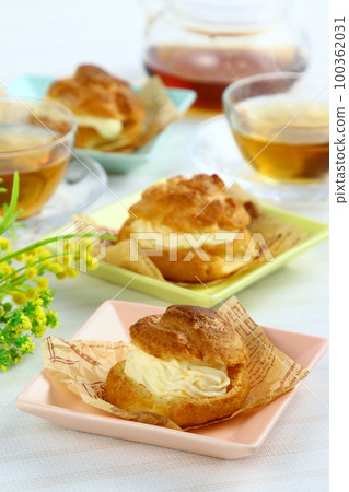Handmade cream puff 100362031