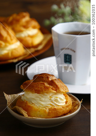 Handmade cream puff 100362035
