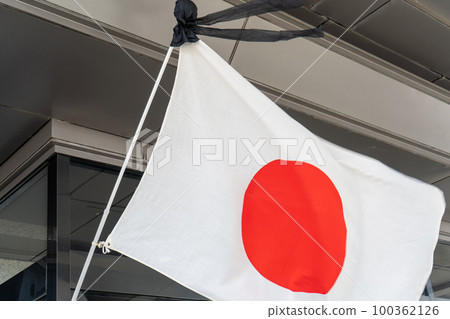 The Hinomaru, which hides the flag ball with a black cloth and wears a black ribbon mourning badge to show condolences | The Hinomaru, which hides the flag ball with a black cloth and wears a black ribbon mourning badge to show condolences | 100362126