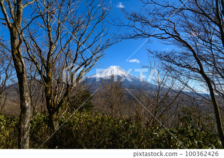 (Yamanashi Prefecture) Superb view of Mt. Fuji seen from Mt. Ryugatake (Yamanashi Prefecture) Superb view of Mt. Fuji seen from Mt. Ryugatake 100362426