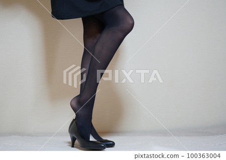 The gesture of wearing shoes with black stockings The gesture of wearing shoes with black stockings 100363004