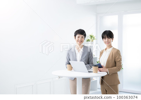 商人看著女隊的廣角鏡頭 100363074