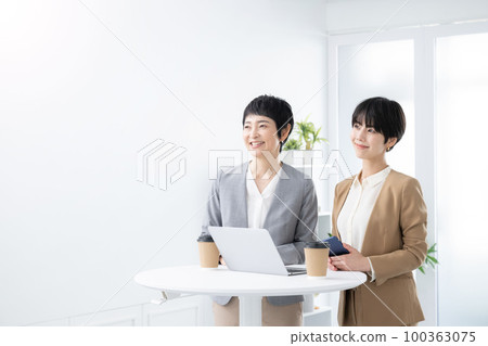 商人抬頭，女隊，廣角 100363075