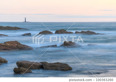 The lighthouse of the barges on the horizon seen from the beach of Sauveterre. The lighthouse of the barges on the horizon seen from the beach of Sauveterre. 100363260