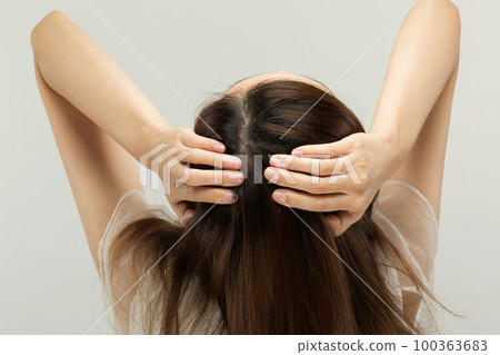 一名年輕女子頭皮的特寫鏡頭。 100363683