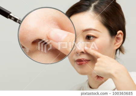 用放大鏡放大女人的鼻子。 100363685