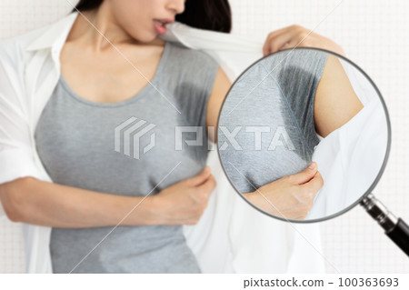The sweat stains are magnified with a magnifying glass. 100363693