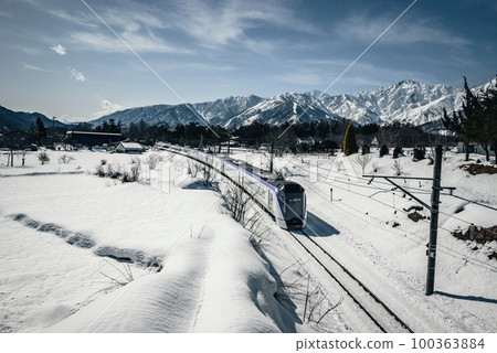 Limited Express Azusa and Northern Alps Ushiro Tateyama Mountain Range [Hakuba Village, Kitaazumi-gun] 100363884