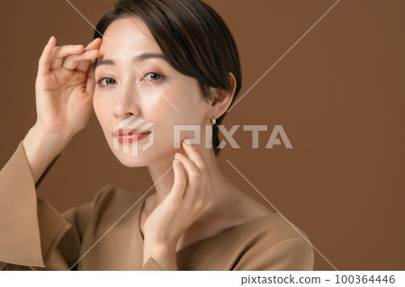 美麗的女人雙手 100364446