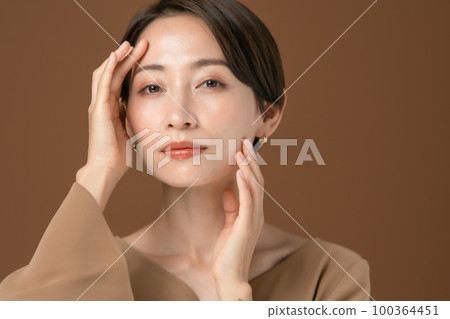 Beauty woman both hands Beauty woman both hands 100364451