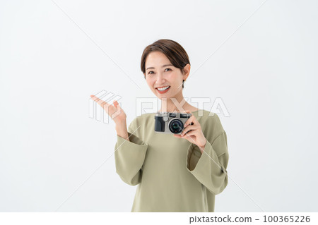 手持相機的女人 100365226