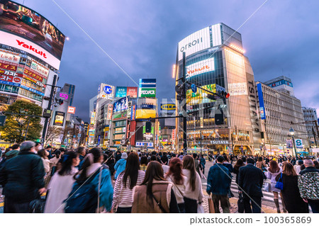 3 月 13 日在日本的東京城市景觀。烏雲飄蕩的澀谷，人流來勢洶洶。從今天開始戴口罩是個人決定 = 13 100365869