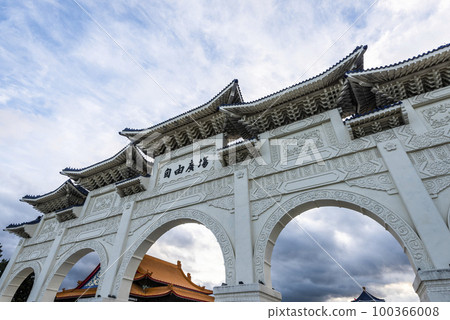 The main gate of the National Taiwan Democracy Memorial Hall ( National Chiang Kai-shek Memorial Hall ) in Taipei, Taiwan. 100366008