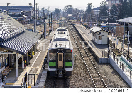 Scenery of the Tadami Line Train at Aizusakashita Station Aizusakashita Town, Fukushima Prefecture Scenery of the Tadami Line Train at Aizusakashita Station Aizusakashita Town, Fukushima Prefecture 100366545
