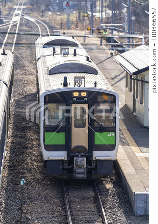 福島縣會津坂下町會津坂下站的只見線列車風景 100366552