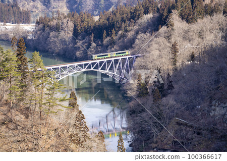 只見線列車穿過第一隻只見河大橋的風景福島縣三島町 只見線列車穿過第一隻只見河大橋的風景福島縣三島町 100366617