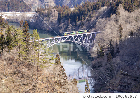 只見線列車穿過第一隻只見河大橋的風景福島縣三島町 只見線列車穿過第一隻只見河大橋的風景福島縣三島町 100366618