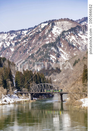 只見線列車穿越福島縣金山町4號只見川大橋的風景 只見線列車穿越福島縣金山町4號只見川大橋的風景 100366682