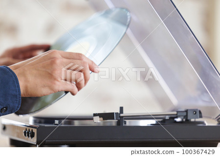 Hand of a man who sets a record 100367429