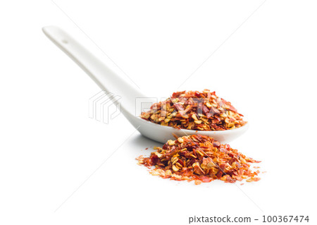 Dry chili pepper flakes in ceramic spoon. Crushed red peppers isolated on white background. 100367474