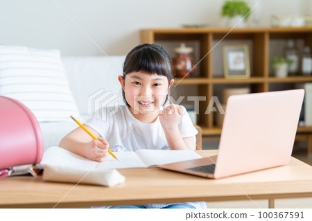 Elementary school girl learning online 100367591