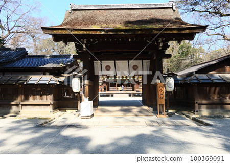 日本京都的一座神社:下鴨神社境內 Sessha Kawai 神社入口處的正門 日本京都的一座神社:下鴨神社境內 Sessha Kawai 神社入口處的正門 100369091