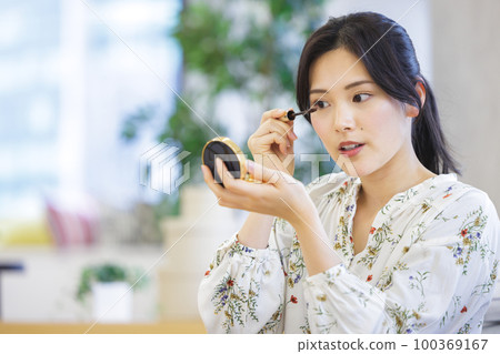 應用睫毛膏的女人 100369167