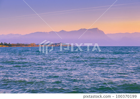 Early morning, sunrise over Lake Garda (Lago di Garda), Italy, Europe 100370199