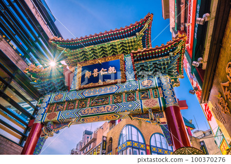 日本三月的橫濱市景。從橫濱中華街和中華街大道眺望在藍天和陽光下閃耀的善林門等 100370276