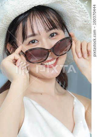 戴墨鏡的可愛白人度假時尚年輕女性肖像 戴墨鏡的可愛白人度假時尚年輕女性肖像 100370444