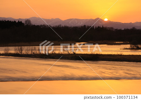 日落時分的岩手縣北上市市北上市 日落時分的岩手縣北上市市北上市 100371134