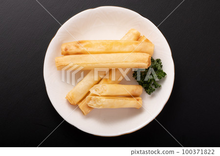 Shrimp cheese spring roll 100371822