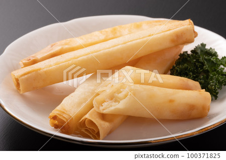 Shrimp cheese spring roll 100371825