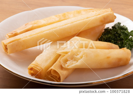 Shrimp cheese spring roll 100371828