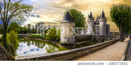 great medieval catsles of Loire valley in France. beautiful impressive Sully-sul-Loire over sunset great medieval catsles of Loire valley in France. beautiful impressive Sully-sul-Loire over sunset 100371931