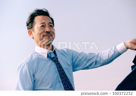 開朗充滿幹勁的中老年上班族 100372252