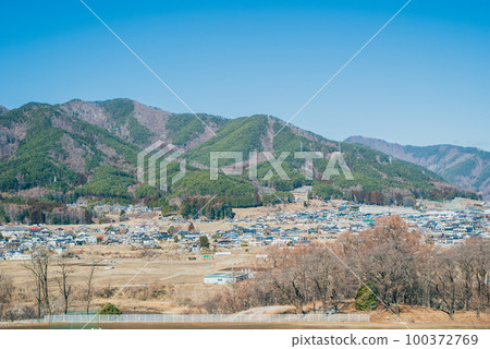 從Kojinyama展望台[Kojinyama Sports Park]眺望辰野町 100372769