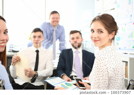 Mentor manager speaks at executive team meeting in boardroom 100373907