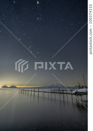 Hokkaido Lake Shikotsu starry sky 100374310
