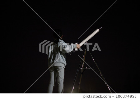 春夜在公園用天文望遠鏡觀察的小學生 春夜在公園用天文望遠鏡觀察的小學生 100374955