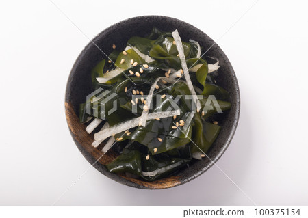 Seaweed and daikon radish 100375154