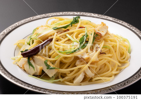 炸豆腐和 mizuna peperoncino 100375191