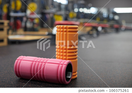 運動健身房和筋膜滾輪的風景特寫照片 100375261